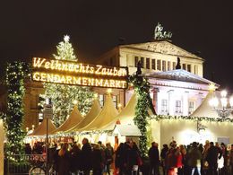beleuchteter Weihnachtsmarkt auf dem Gendarmenmarkt Berlin mit vielen Gästen