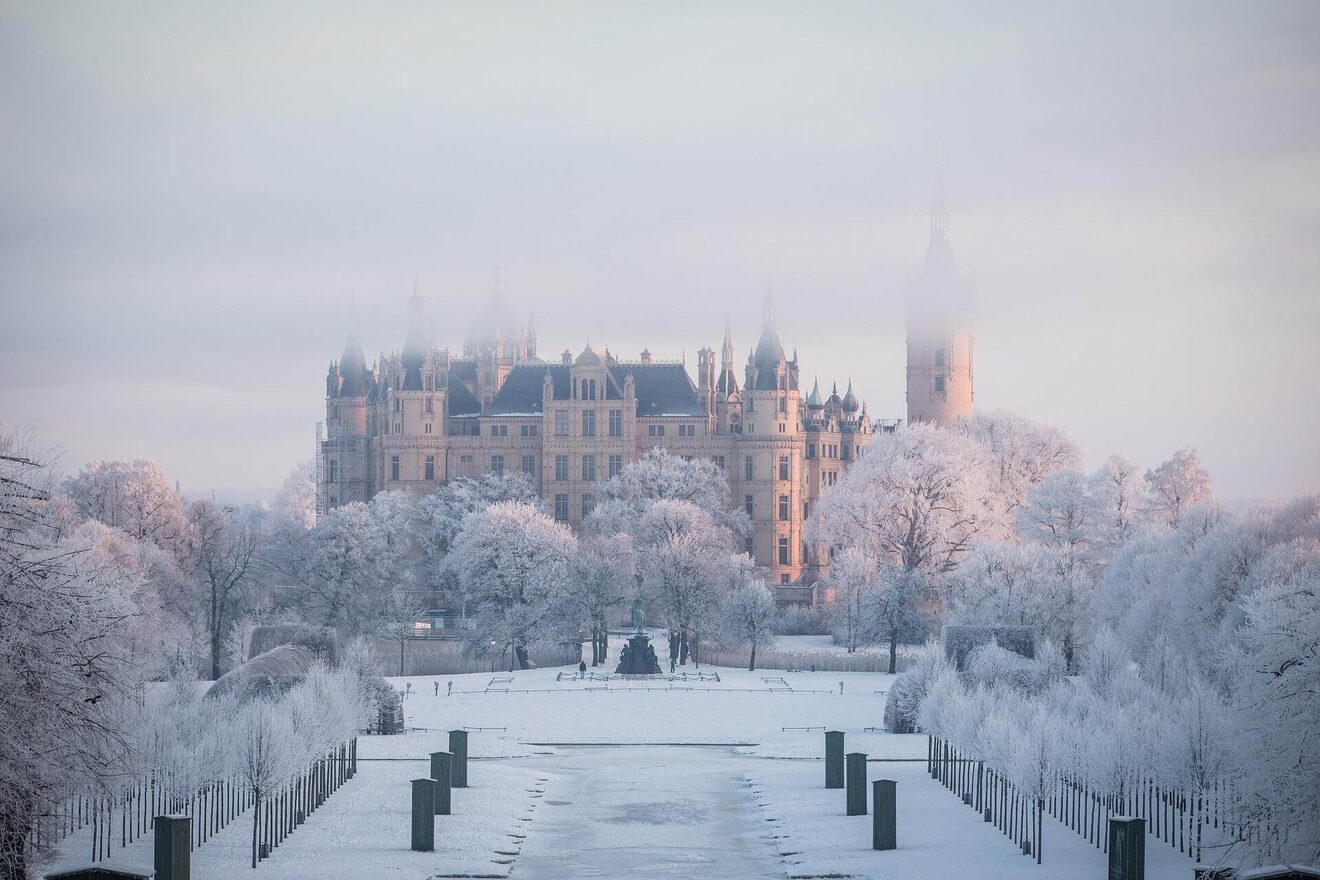 Winterlicher Glanz in Schwerin: Schlossführung & Weihnachtsmarkt